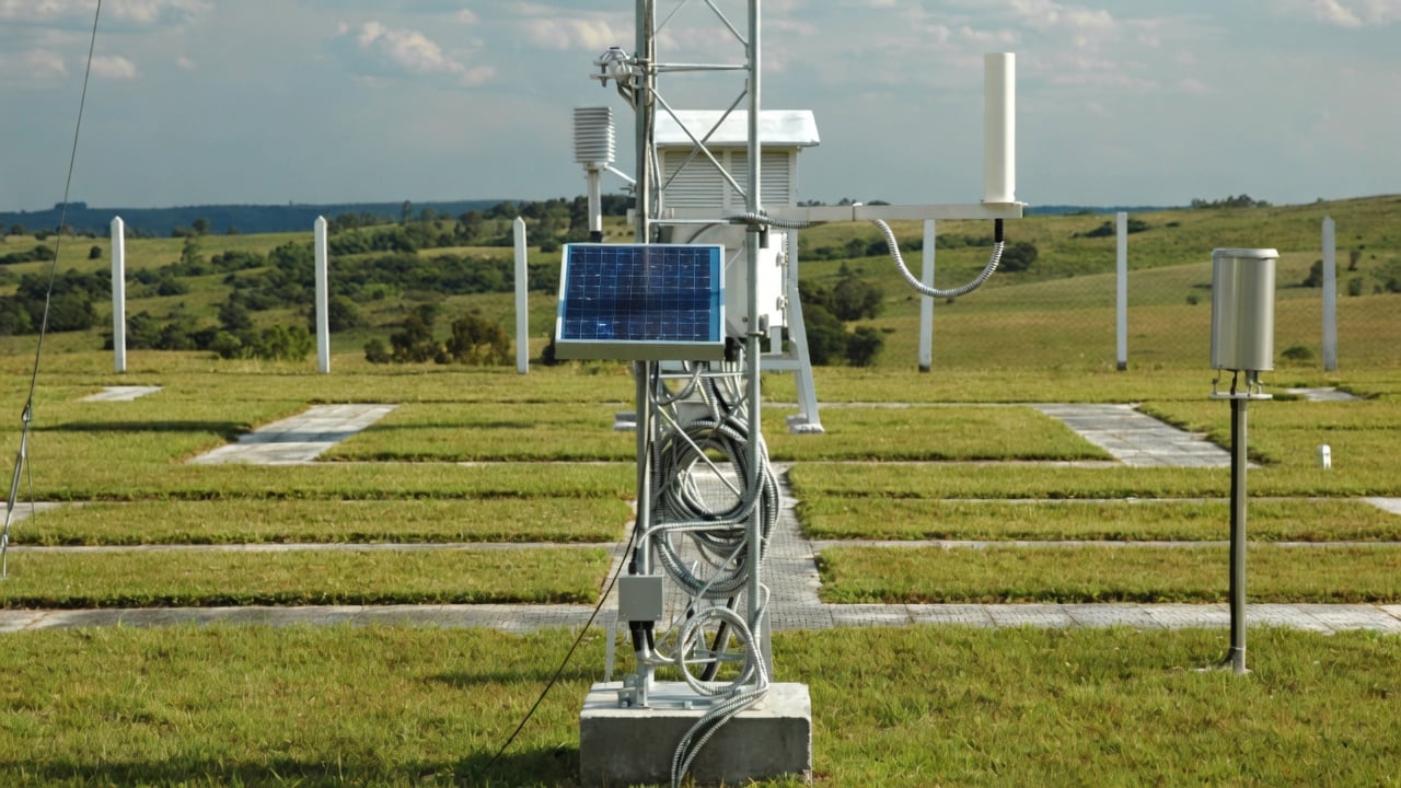 Estação agrometeorológica da Secretaria da Agricultura do RS, que monitora dados climáticos no campo.