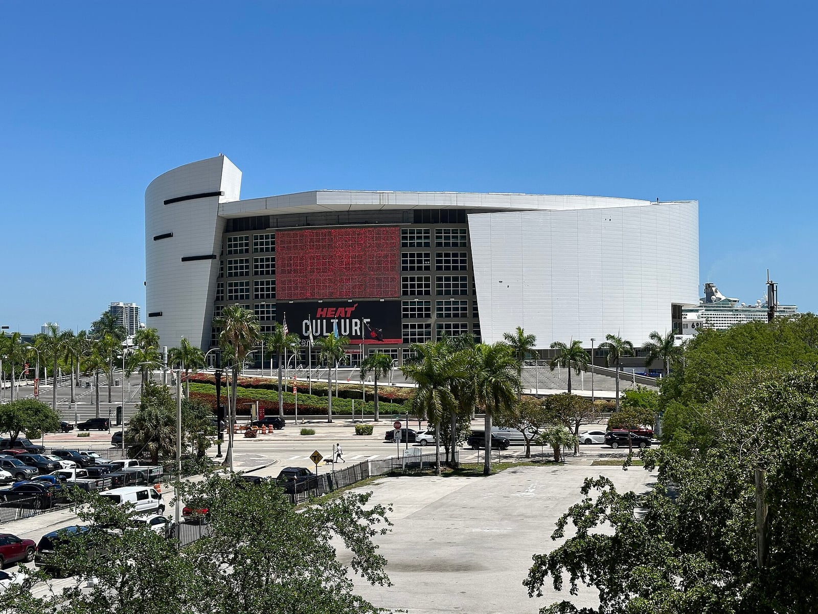 Vista externa do Kaseya Center, arena do Miami Heat, em Miami.