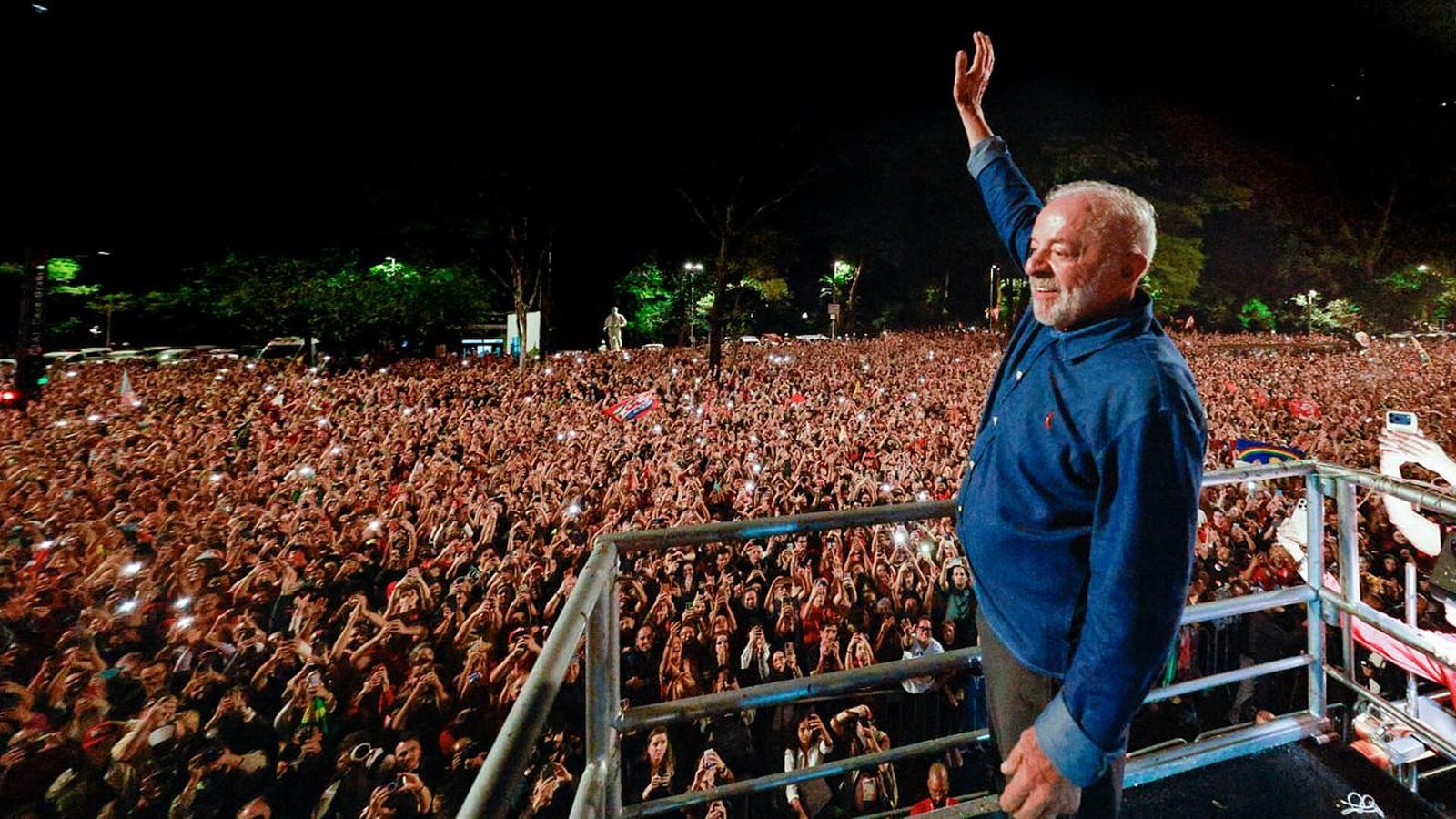 Lula acena para apoiadores em foto do acervo oficial, de 26/10/2026.