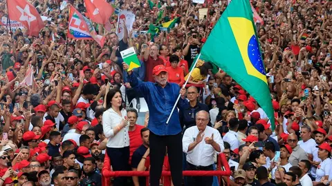 Luiz Inácio Lula da Silva em ato público com apoiadores, em foto de arquivo.