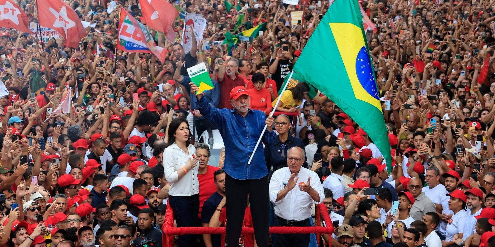 Luiz Inácio Lula da Silva em ato público com apoiadores, em foto de arquivo.