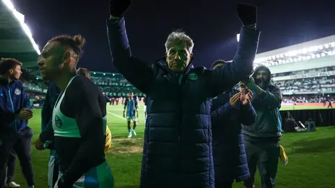 Técnico do Grêmio comemora ao lado de jogadores durante partida do Campeonato Brasileiro.