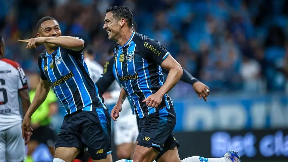 Jogadores do Grêmio comemoram lance na partida contra o Athletico-PR, pelo Campeonato Brasileiro.