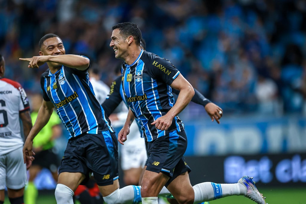 Jogadores do Grêmio comemoram lance na partida contra o Athletico-PR, pelo Campeonato Brasileiro.