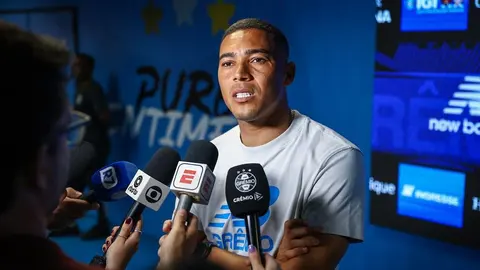 Carlos Vinícius em entrevista coletiva na Arena do Grêmio, em 23/10/2026.