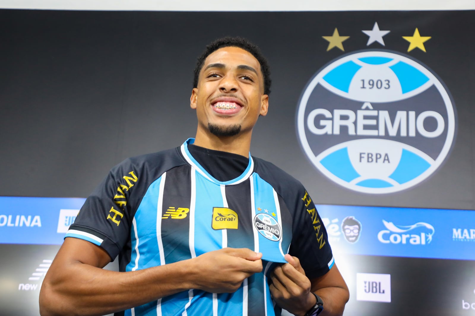 Wallace posa com a camisa do Grêmio durante apresentação oficial no clube.