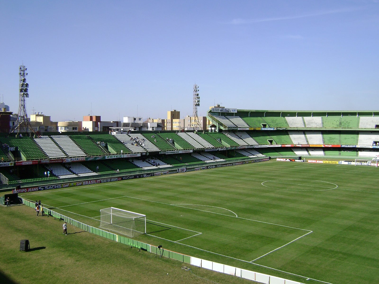 Vista do Estádio Major Antônio Couto Pereira, em Curitiba, com as arquibancadas vazias.