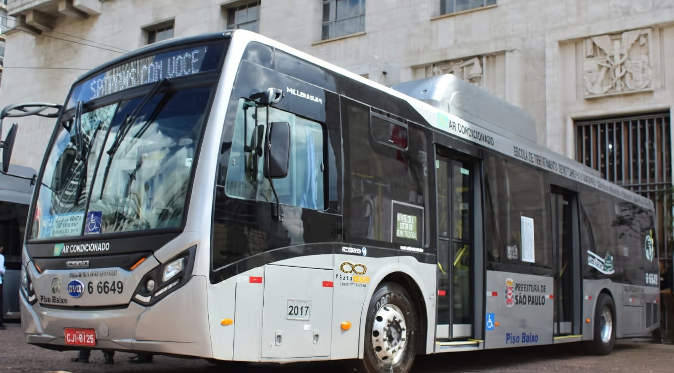 Ônibus da frota de São Paulo com letreiro de destino, em frente a um edifício histórico da capital.