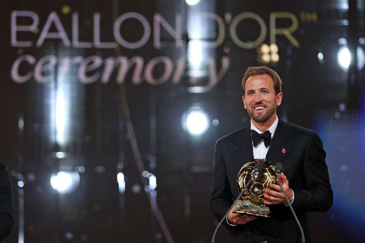 Harry Kane recebe o troféu da Bola de Ouro durante a cerimônia de premiação.
