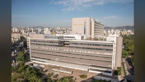 Foto de Ana Paula Folletto, via Wikimedia Commons, que ilustra o Hospital de Clínicas de Porto Alegre, onde há processos