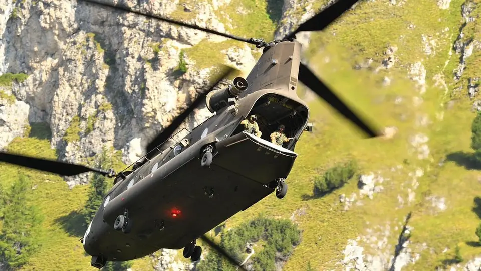 Helicóptero CH-47F Chinook do Exército italiano, modelo da aeronave que caiu na Bósnia (foto de arquivo).