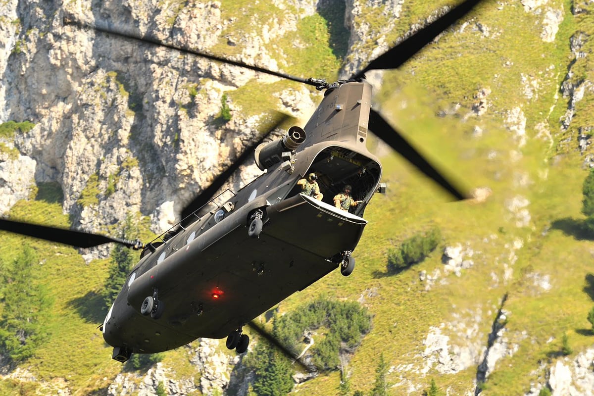 Helicóptero CH-47F Chinook do Exército italiano, modelo da aeronave que caiu na Bósnia (foto de arquivo).