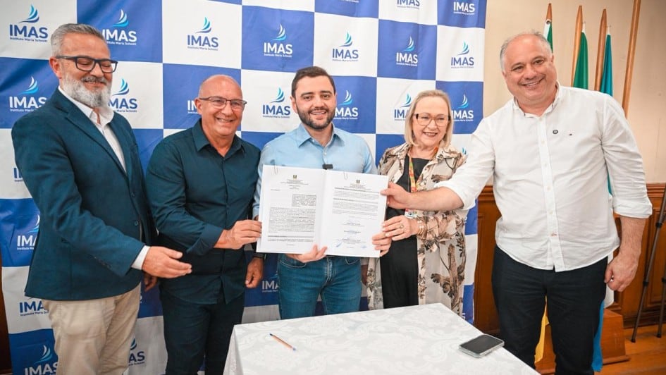 Autoridades durante a assinatura de documento para o serviço de cirurgia bariátrica pelo SUS.
