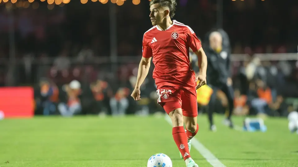 Jogador do Sport Club Internacional em ação durante partida.