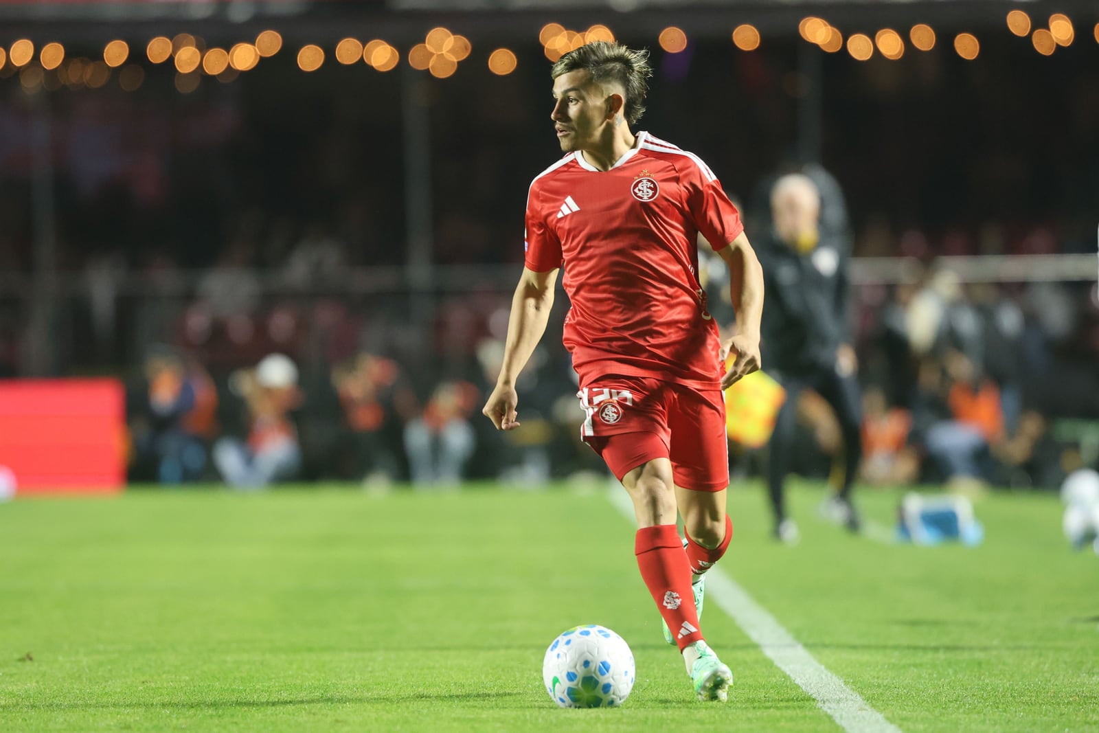 Jogador do Sport Club Internacional em ação durante partida.