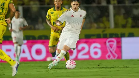 Jogador do Inter em ação durante partida contra o Mirassol pelo Brasileirão.