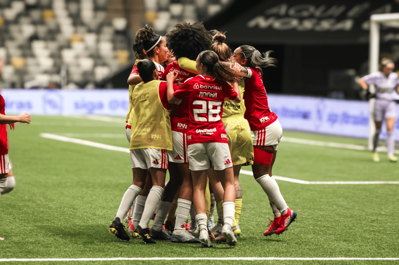 Jogadoras do Internacional comemoram em grupo durante partida da Copa do Brasil Feminina.
