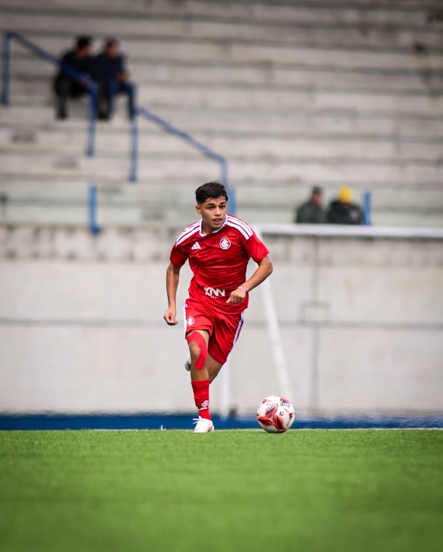 Jogador do Inter conduz a bola durante partida da Copa Gramado Laghetto Sub-16.