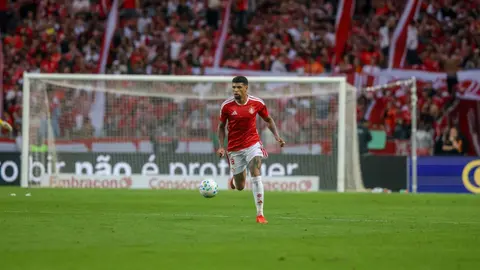 Jogador do Inter conduz a bola em partida no Beira-Rio.