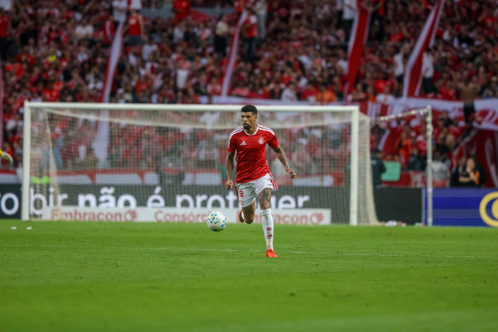 Jogador do Inter conduz a bola em partida no Beira-Rio.