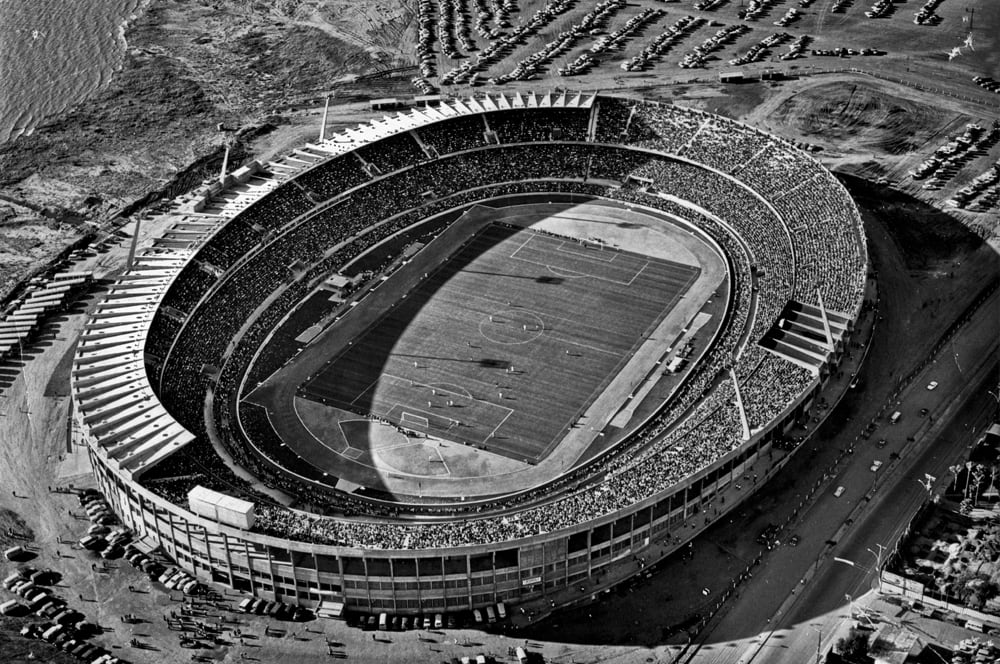 Vista aérea do Estádio Beira-Rio, em Porto Alegre, nos anos 1960, com as arquibancadas lotadas.