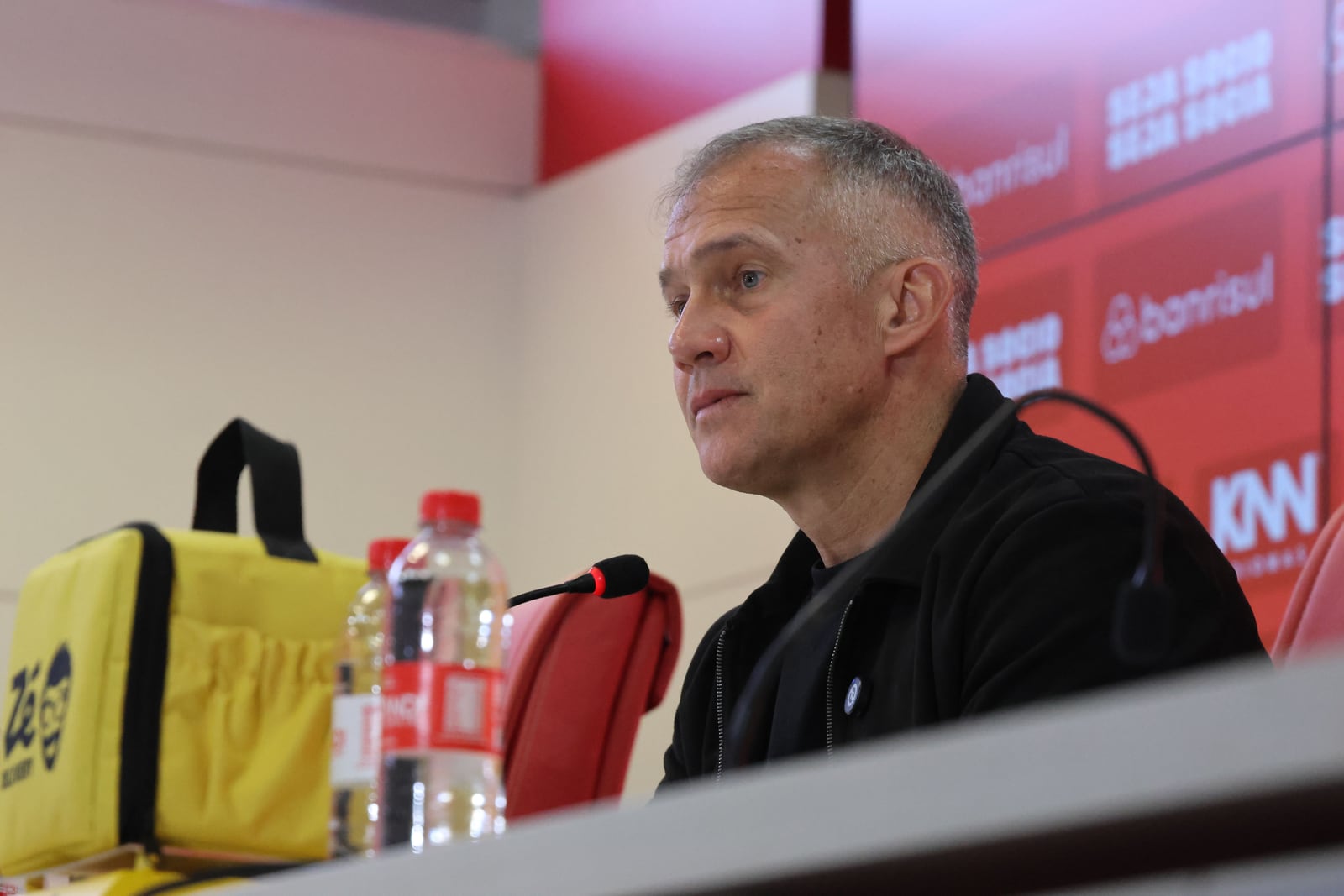 Eduardo Baptista, técnico do Internacional, durante entrevista coletiva.