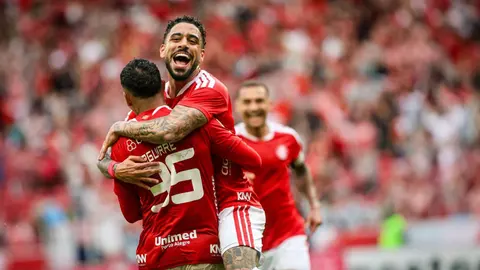 Jogadores do Inter celebram durante a partida.