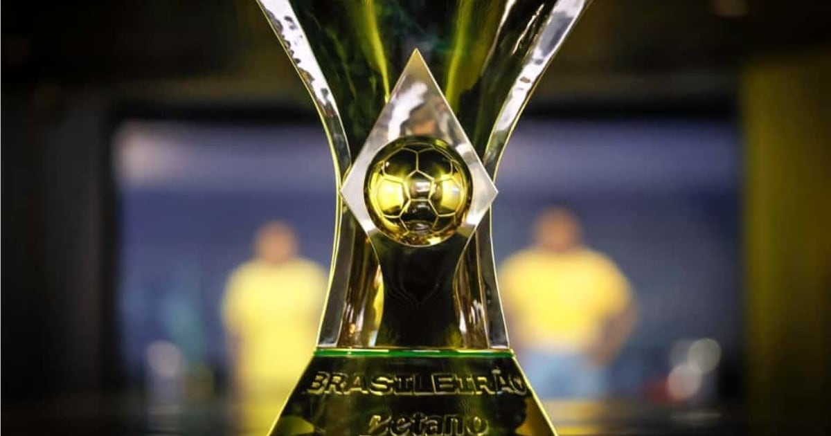Troféu do Campeonato Brasileiro, com a bola dourada no centro, em ambiente escuro.