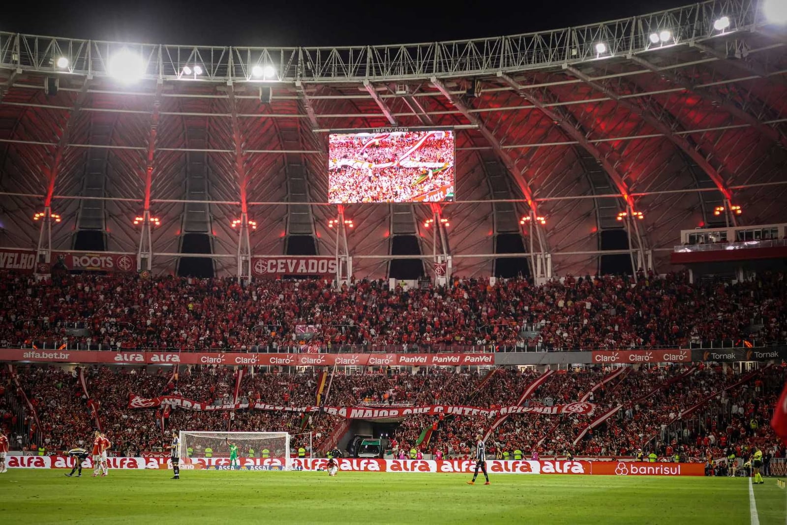 Torcida lota as arquibancadas do Estádio Beira-Rio durante partida do Internacional.