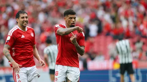 Jogador do Inter comemora em partida recente da equipe no Brasileirão.