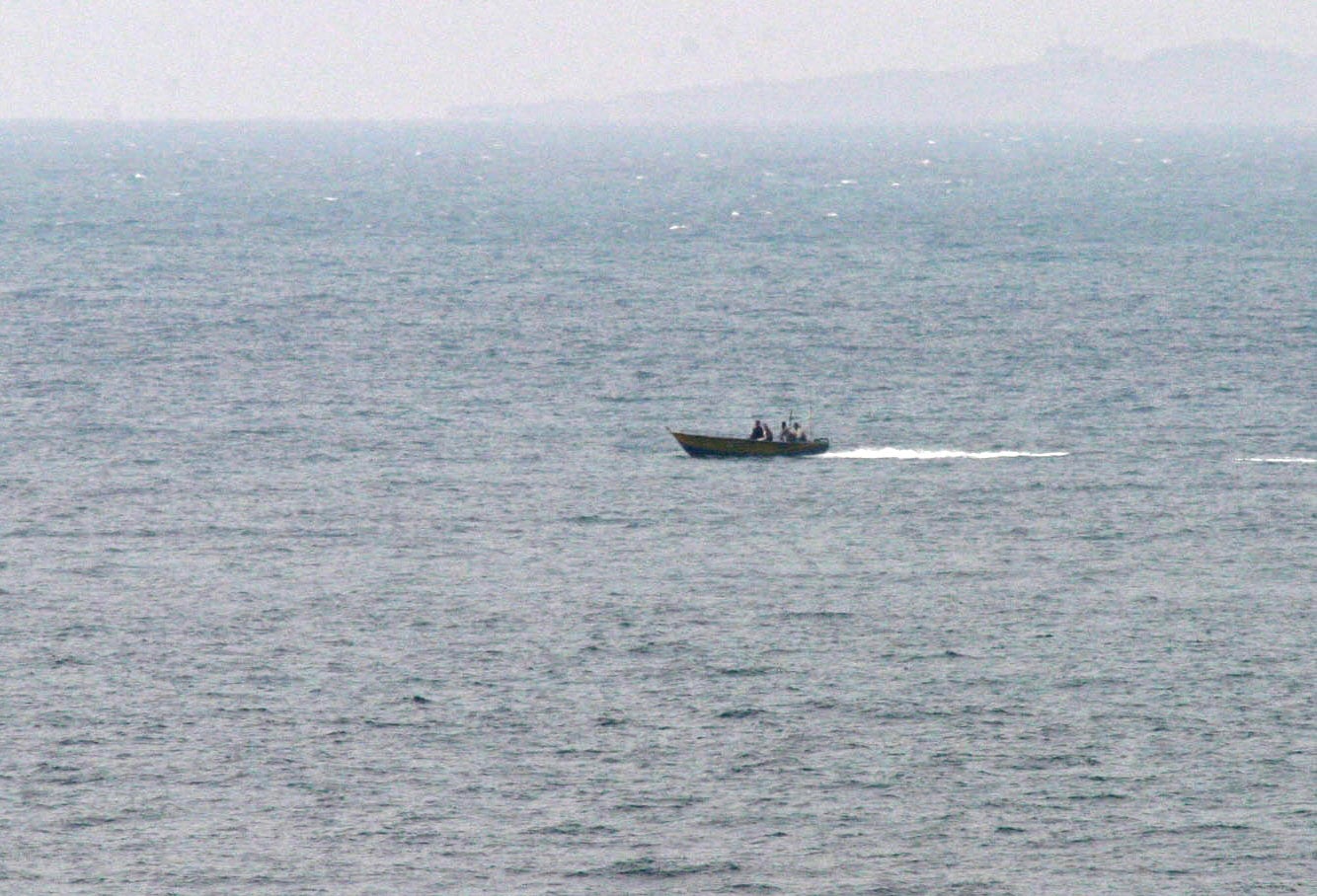 Pequena embarcação em mar aberto que a Marinha dos EUA identifica como suspeita de pertencer à Guarda Revolucionária iraniana.
