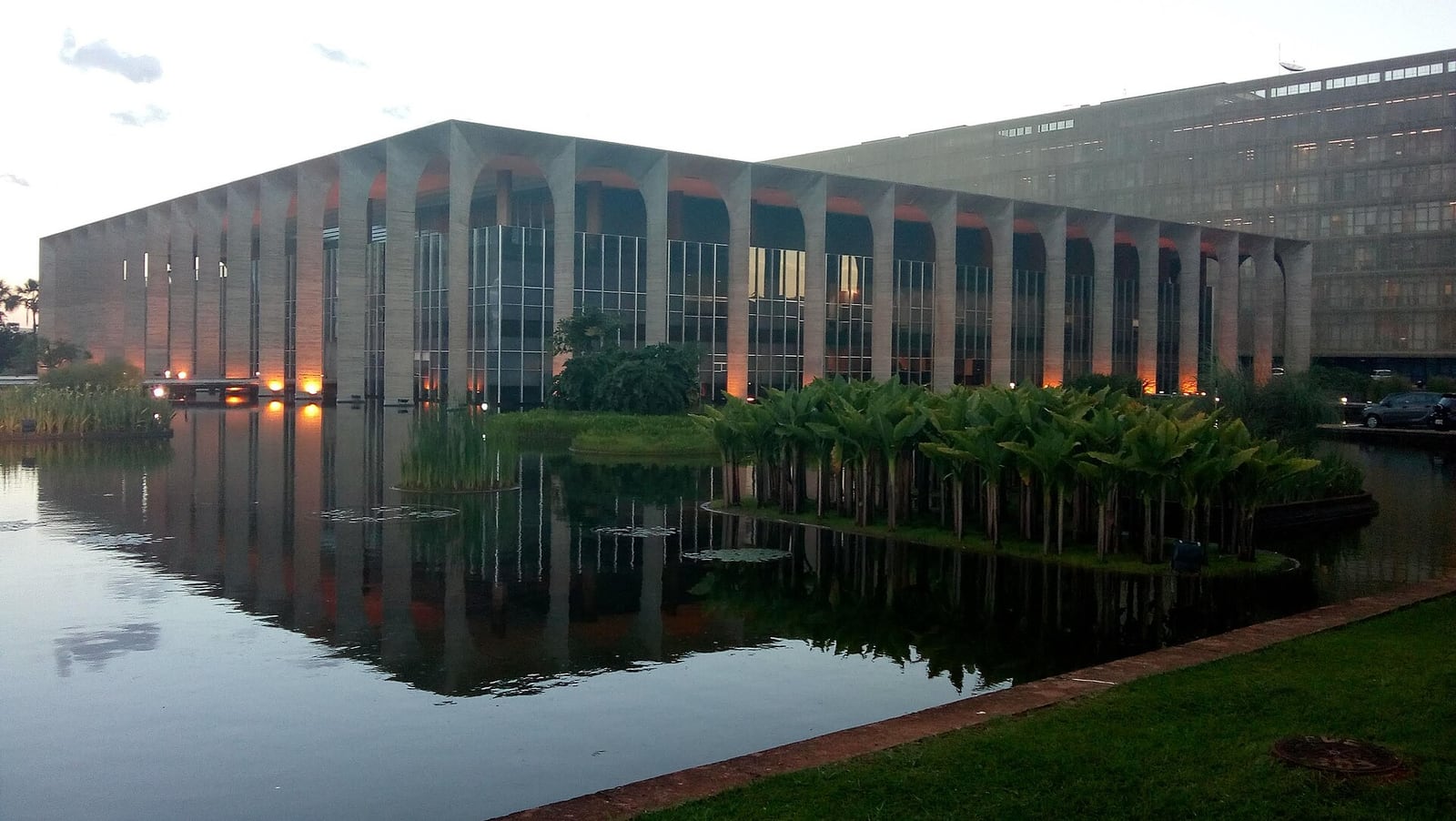 Fachada do Palácio Itamaraty, sede do Ministério das Relações Exteriores, em Brasília, ao entardecer.