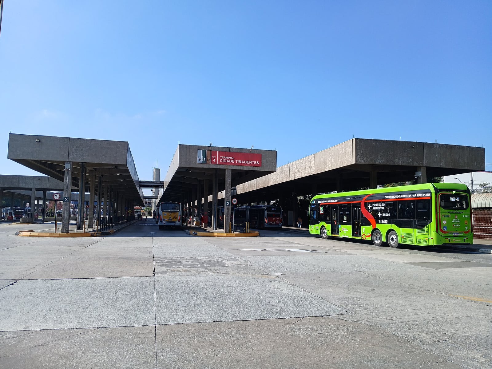 Terminal Cidade Tiradentes, na zona leste de São Paulo, com ônibus da frota municipal.