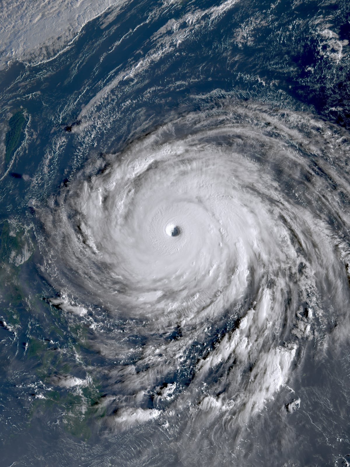 Imagem de satélite do tufão Champi, com olho bem definido, captada pelo satélite geoestacionário Chollian-2A (KMA).