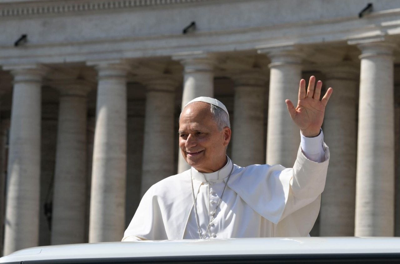 Papa Leão XIV acena em ato público no Vaticano.