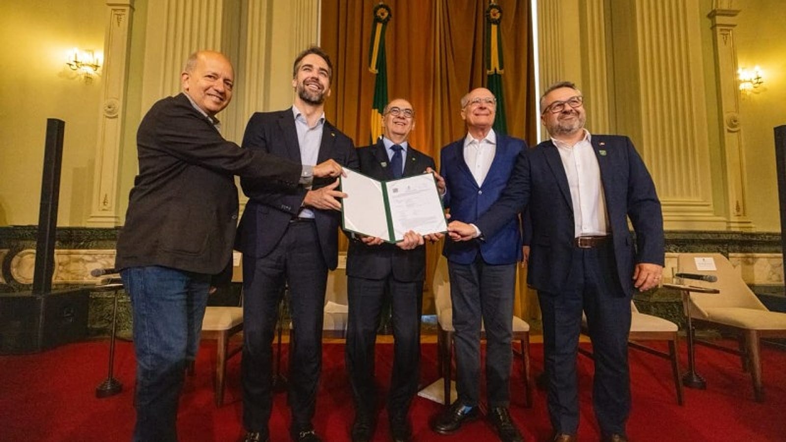 Governo do RS entrega a licença prévia do Projeto Natureza, da CMPC, em Barra do Ribeiro.
