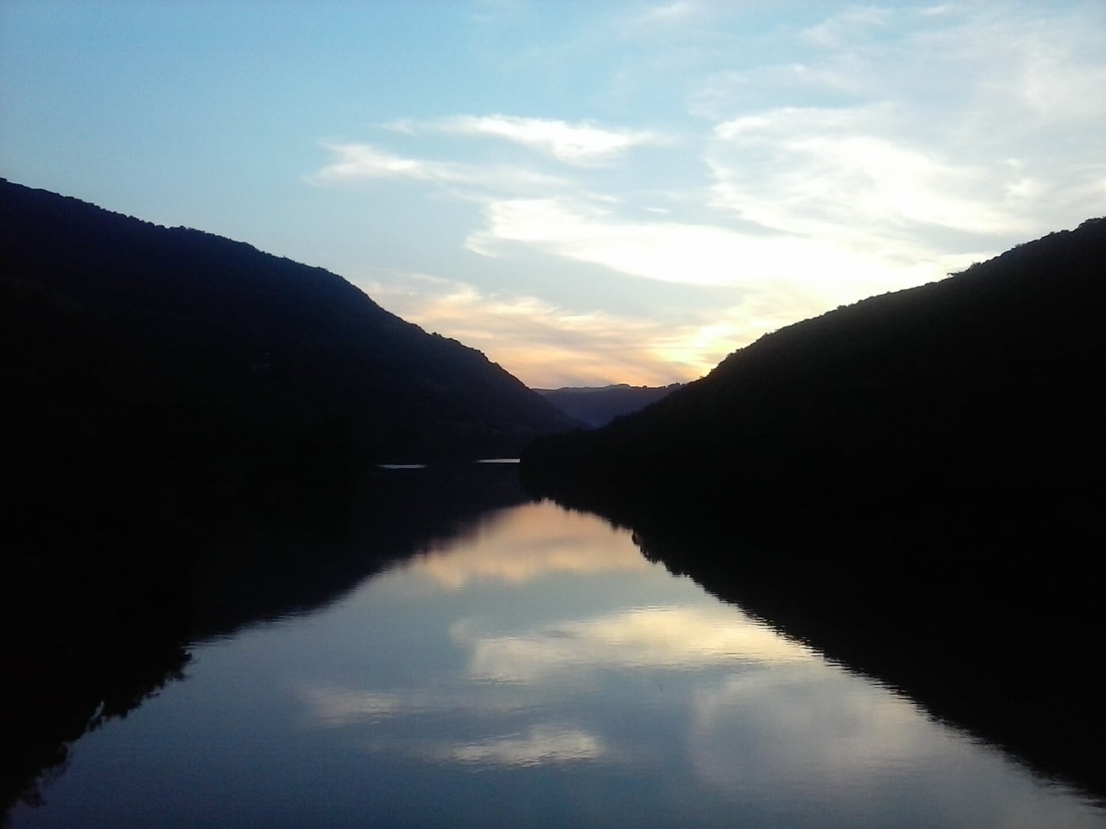 Vale do Rio das Antas, na Serra Gaúcha, em fim de tarde, com o rio entre as encostas.