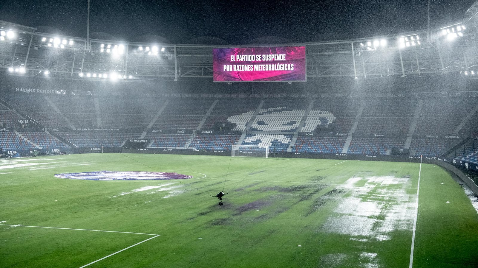 Partida entre Levante e Athletic foi suspensa por razões meteorológicas, com chuva forte e gramado encharcado.