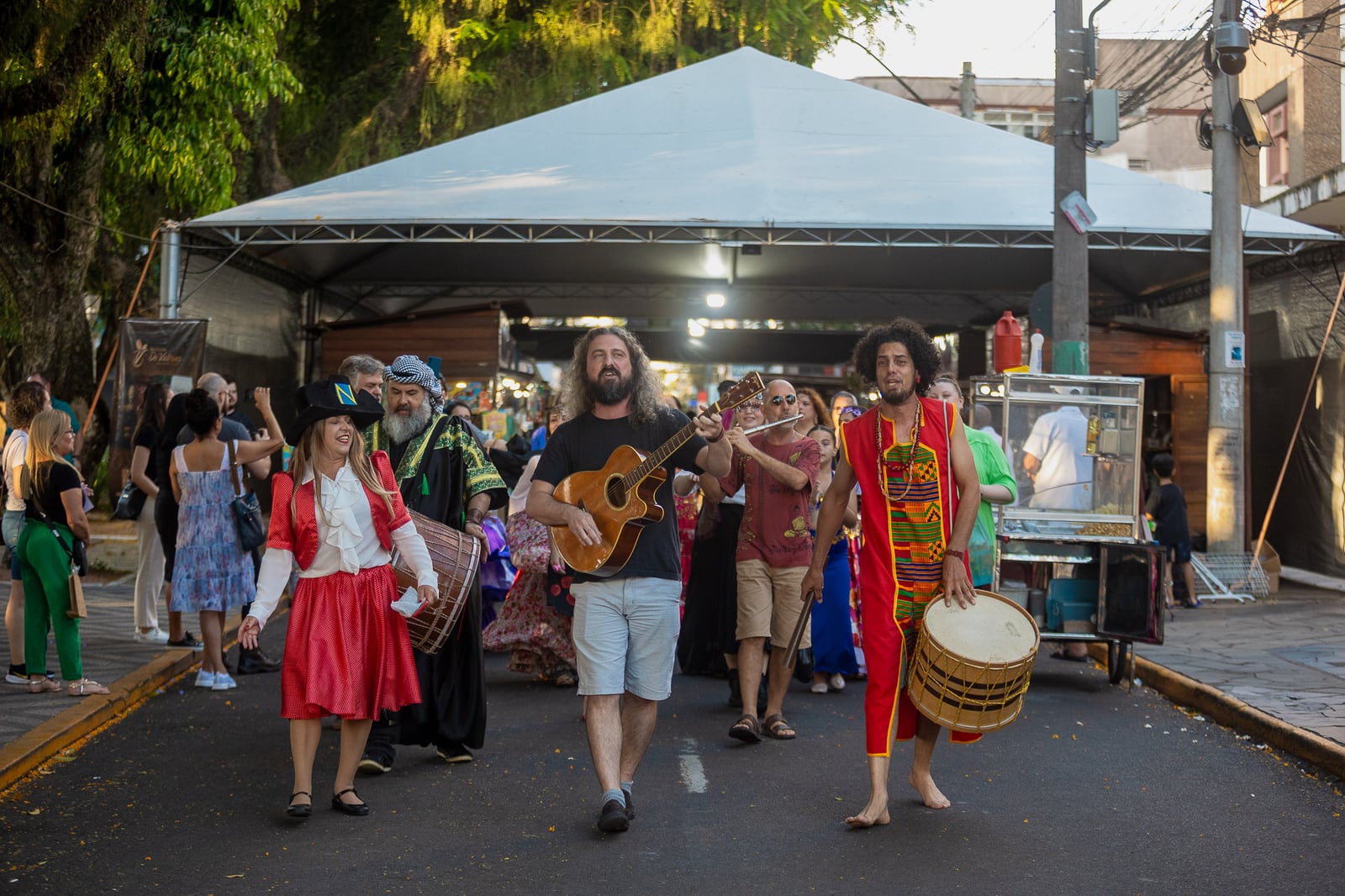 Feira do Livro de Canoas, com tenda, público e apresentação musical na programação.
