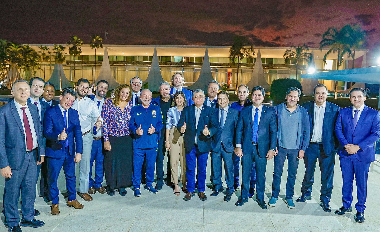 Presidente Lula em encontro com parlamentares em frente ao Palácio do Planalto, em Brasília.