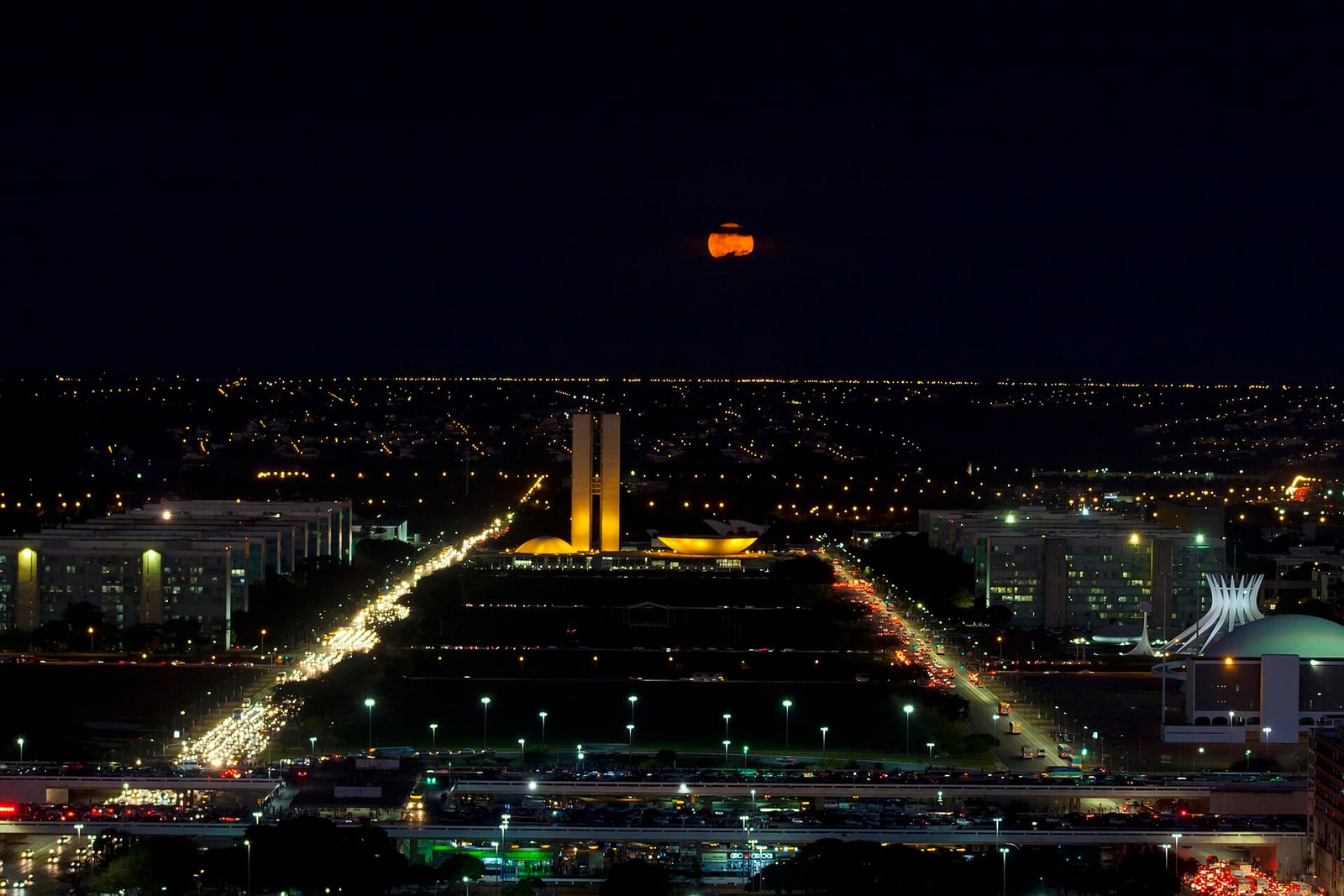 Vista noturna da Esplanada dos Ministérios, em Brasília, com o Congresso Nacional ao centro.