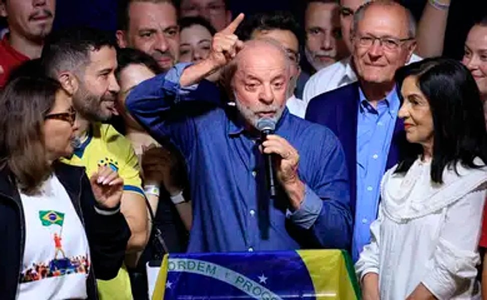 Lula discursando em pronunciamento de vitória eleitoral, em foto de arquivo, com microfone à frente e gestos de fala
