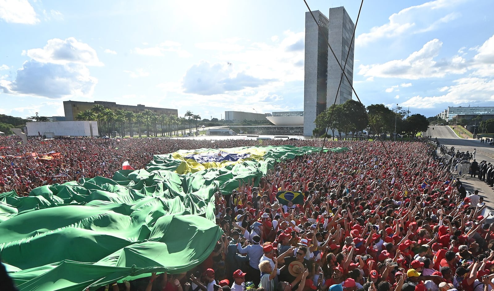 Multidão na Esplanada dos Ministérios, em Brasília, com o Congresso Nacional ao fundo, durante a posse do presidente Lula em 2023.