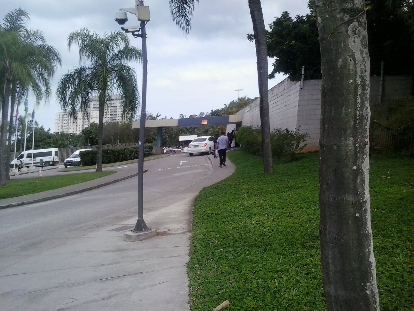 Entrada dos Estúdios Globo, no Rio de Janeiro, com veículos e pedestres no acesso.
