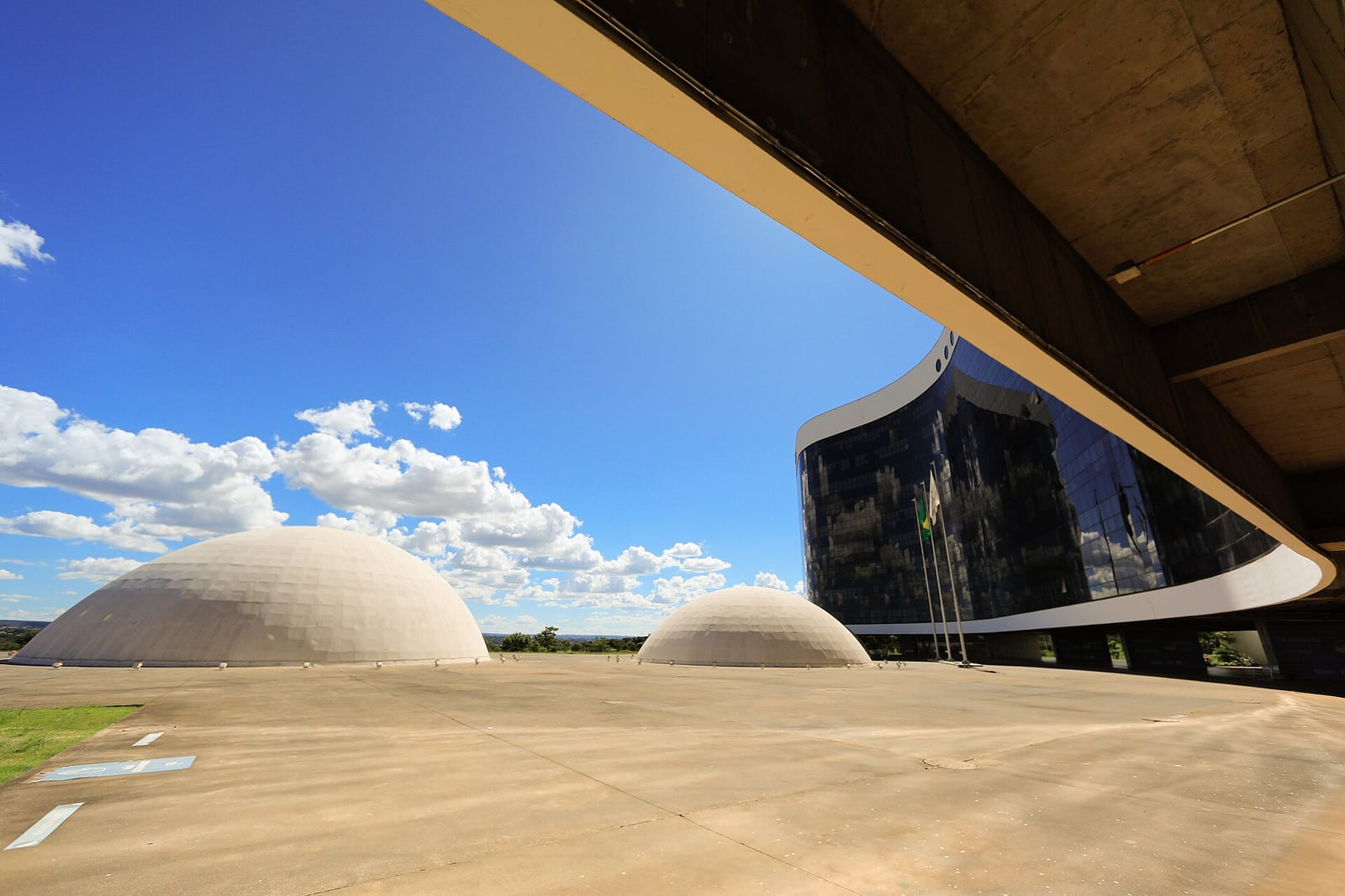 Sede do Tribunal Superior Eleitoral (TSE), em Brasília, com as cúpulas brancas e o prédio de fachada espelhada.