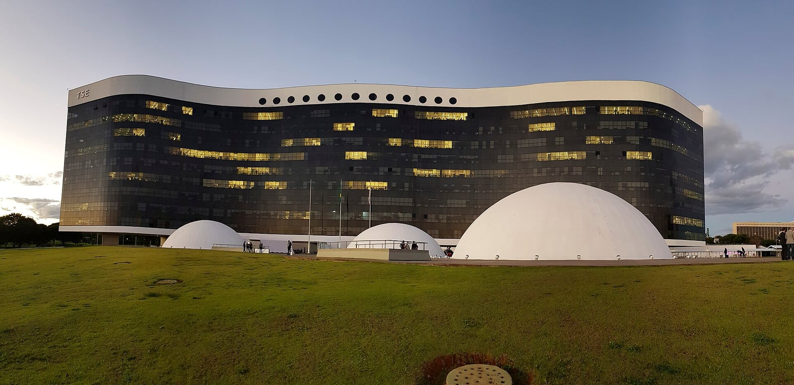 Fachada do prédio do Tribunal Superior Eleitoral (TSE), em Brasília, ao entardecer.