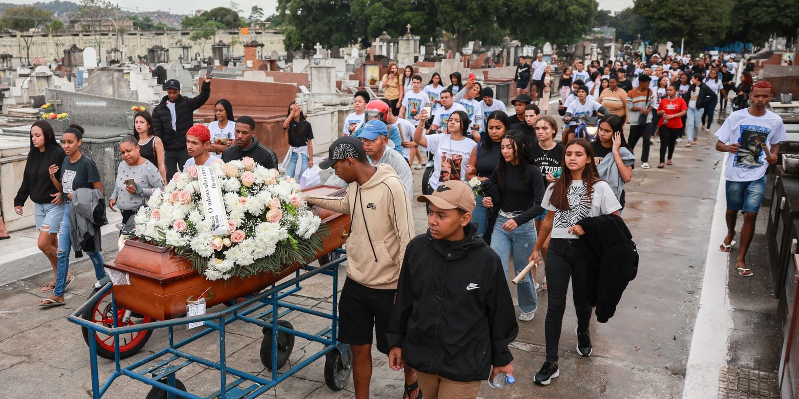 Familiares e amigos acompanham cortejo fúnebre em cemitério. Imagem de arquivo da Agência Brasil.