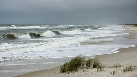 Imagem: Bairrista/IA. Ilustração sobre: Marinha mantém aviso de ressaca com ondas de 2,5 metros do Chuí a Florianópolis