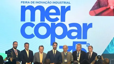 Autoridades no palco da 35ª Mercopar, feira de inovação industrial realizada em Caxias do Sul.