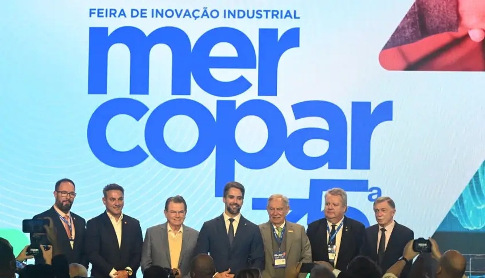 Autoridades no palco da 35ª Mercopar, feira de inovação industrial realizada em Caxias do Sul.